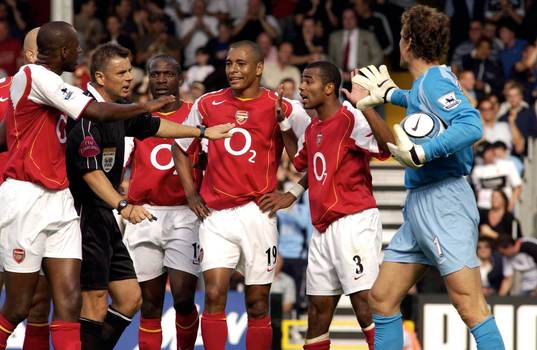 Ashley Cole och Gilberto Silva, Arsenal protesterar