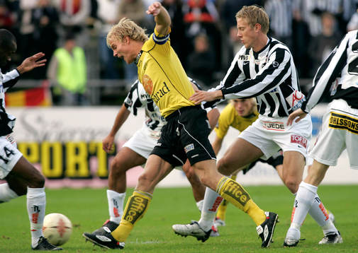 Johan Sjöberg, Elfsborg dras ner i straffområdet och får