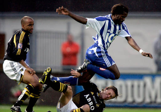 Peter Ijeh, Göteborg tar sig förbi Niklas Sandberg, AIK.