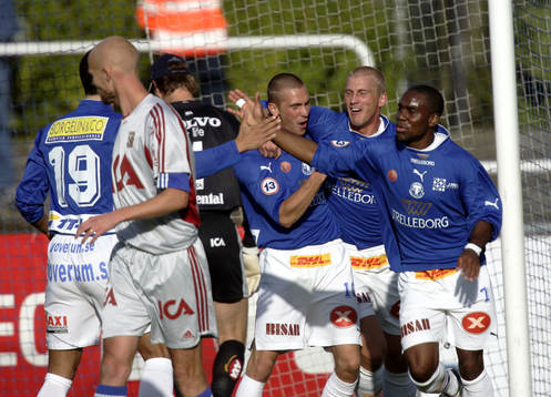1-0 Thomas Magnusson, som grattas