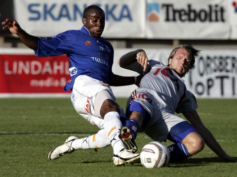 Fredrik Risp rensar framför Stephen Ademolu