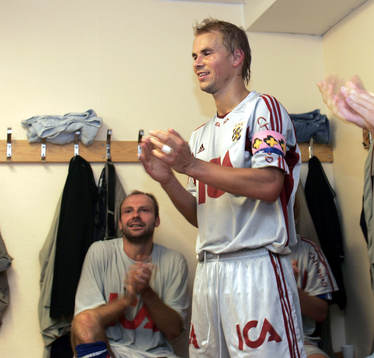 Håkan Mild applåderar Niclas Alexandersson, matchhjälten
