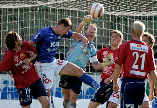 Dick Last, Örgryte boxar bort en boll framför Joel