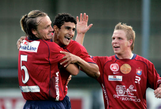 Anders Pryts gratulerar Ailton JosÈ Almeida, Örgryte