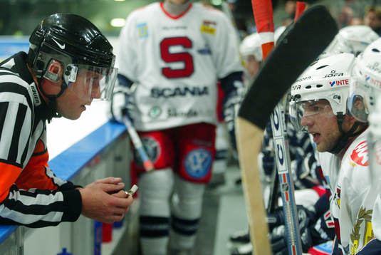 Rönnmark, domare skäller på Södertälje bänken