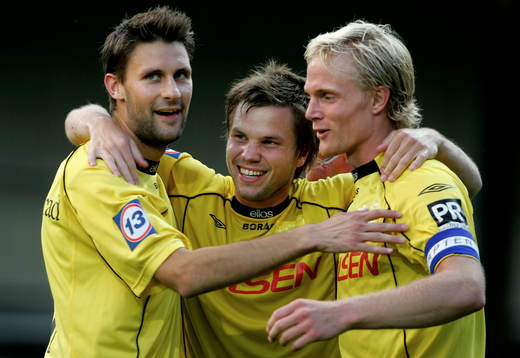 Jari Ilola och Johan Sjöberg kramar om Andreas