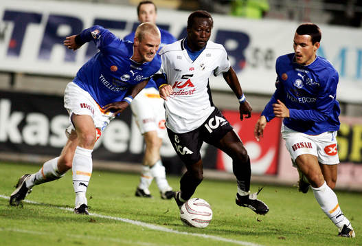 Fotboll. Allsvenskan. Trelleborg - Halmstad. Yaw Preko tar