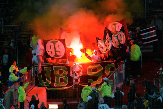 Bengaliska eldar hos Hammarbysupportrarna