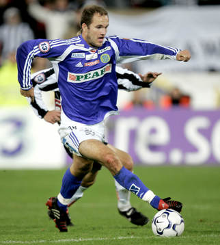 Målskytten Jonas Wallerstedt lämnar en BoIS-are bakom sig