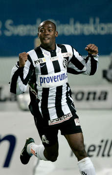 Segerskytten Oneykachi Amuneke gör 3-2 och jublar