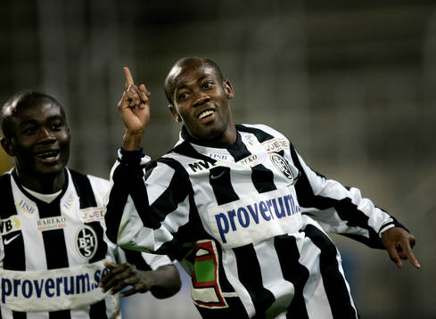 Segerskytten Oneykachi Amuneke gör 3-2 och jublar