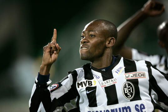 Segerskytten Oneykachi Amuneke gör 3-2 och jublar