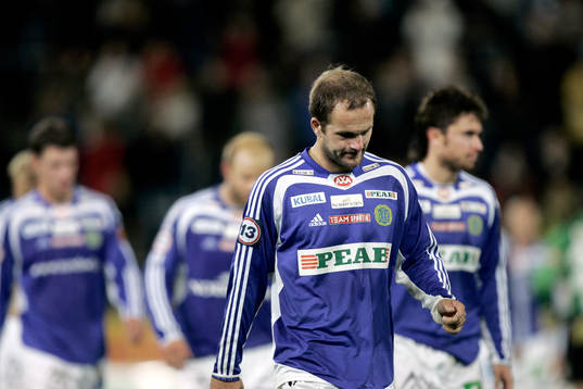 En deppig "halvlekshjälte" Jonas Wallerstedt lämnar planen
