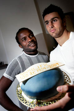 George Mourad och Peter Ijeh med 100-års tårta