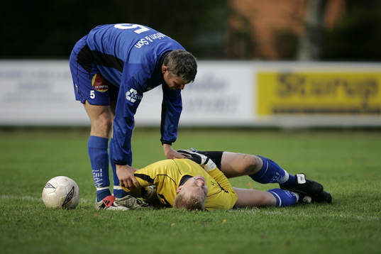 Skadad spelare, skada, fair play, spelare ser till skadad