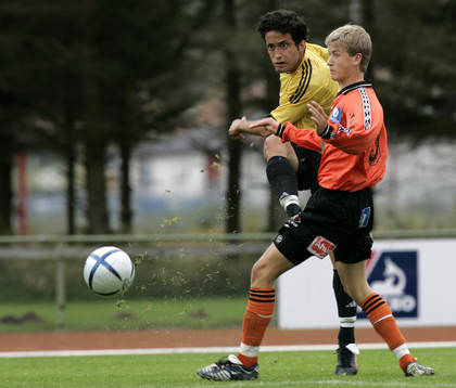 Ahmed Kamiran skjuter mål