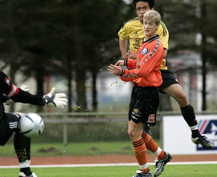 Ahmed Kamiran laddar och skjuter mål
