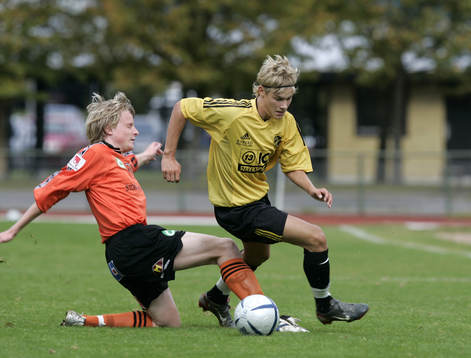Fredrik Falk tacklas bakifrån och faller. Tackling