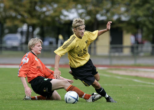 Fredrik Falk tacklas bakifrån och faller. Tackling
