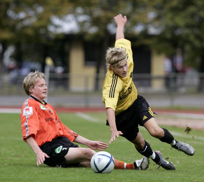 Fredrik Falk tacklas bakifrån och faller. Tackling