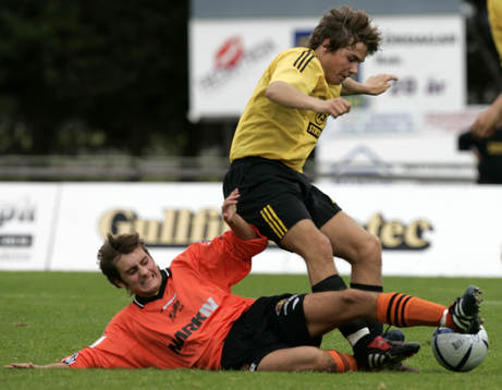 Rasmus Kvist tacklas. Tackling. Sågning