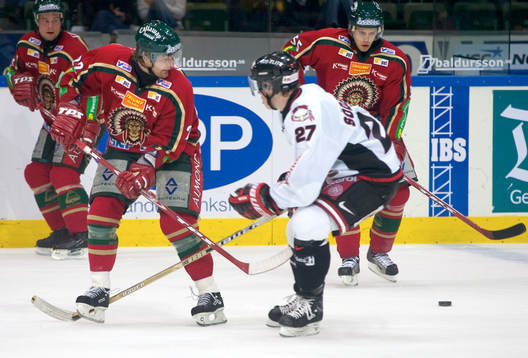 Jonas Esbjörs, Frölunda slår en passning bakåt till