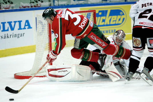 Jonas Johnson, Frölunda lyckas nästan göra mål bakom