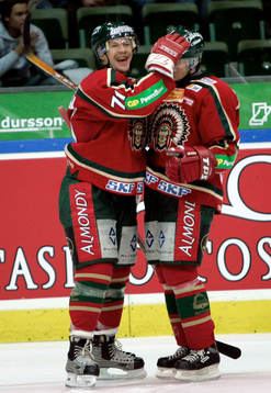 Nedsläpp. Tomi Kallio, Frölunda och Jari Tolsa jublar