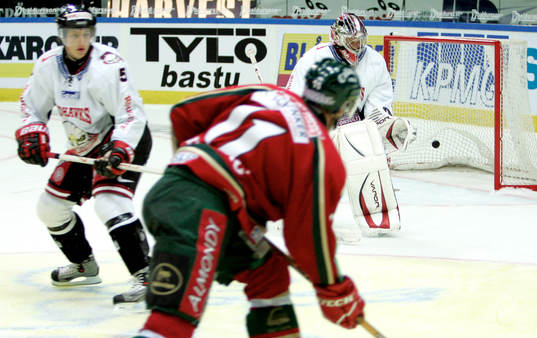 Förnedringen är fulländad... Magnus Kahnberg gör 7-1