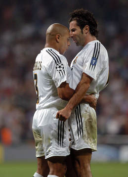 Roberto Carlos och Luis Figo, Real Madrid, jubel. Kram