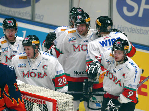 Mikael Simons, Mora