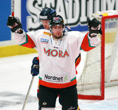 Mikael Simons, Mora