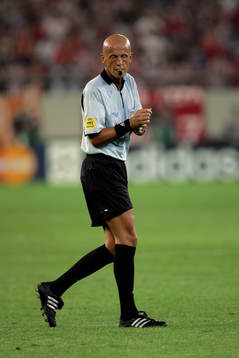 Domare Pierluigi Collina, Italien blundar