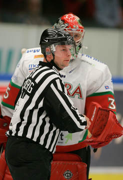 Conny Ekenberg, domare och Tero Leinonen, målvakt, Mora