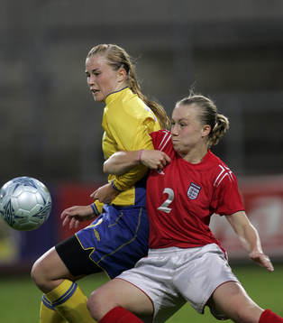 Laura Bassett, England håller undan Emma Lindqvist, Sverige