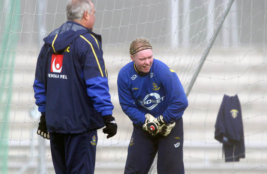 Hedvig Lindahl gör illa handen