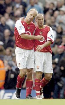 Fredrik Ljungberg och Dennis Bergkamp, Arsenal, jubel
