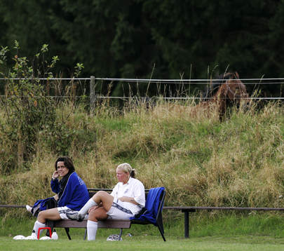 Idyll, avbytarbänk, häst, hästhage bakom fotbollsplan