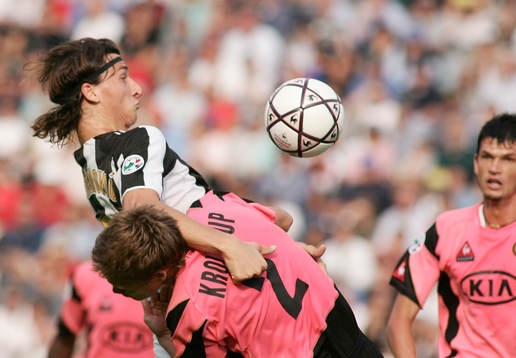 Zlatan Ibrahimovic, i nickduell med Udineses  Kroldrup