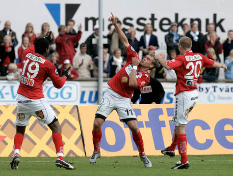 1-0, Fabio Augusto har nätat och grattas av Correa och