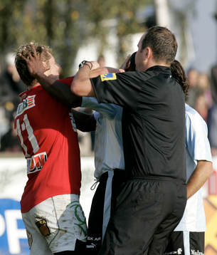Slagsmålet mellan Fabio Augusto och Joseph Elanga. Domaren