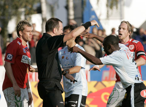 Slagsmålet mellan Fabio Augusto och Joseph Elanga. Domaren