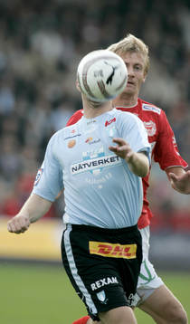 Huvudlös fotbollsspelare. Boll i huvudet