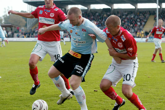 Robert Stoltz rycker Niklas Skoog i armen