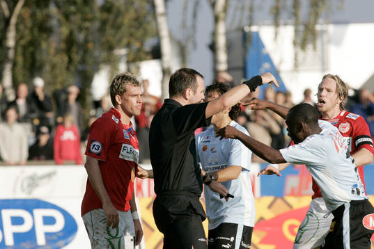 Slagsmålet mellan Fabio Augusto och Joseph Elanga. Domaren