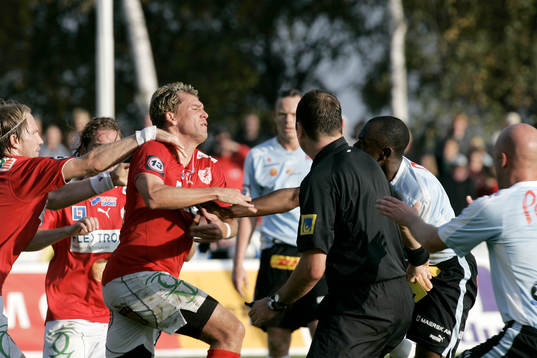 Slagsmålet mellan Fabio Augusto och Joseph Elanga. Domaren