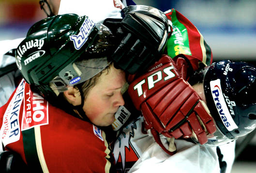 Samuel Påhlsson, Frölunda brottas med Brendan Morrison,