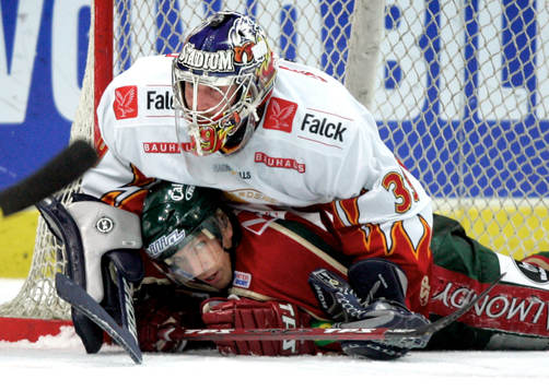 Björn Bjurling håller fast Joel Lundqvist