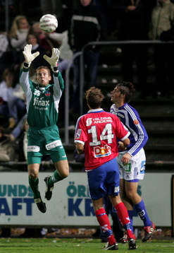 Daniel Andersson, målvakt, Helsingborg plockar ner bollen