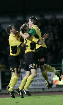 1-0, Johan Persson har inlett målskyttet och grattas av